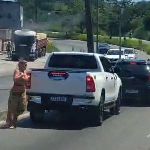 Criminosos abordam motorista e roubam carro na RJ-106 em plena luz do dia