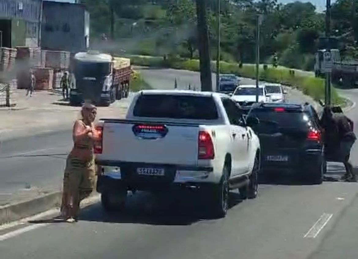 Criminosos abordam motorista e roubam carro na RJ-106 em plena luz do dia