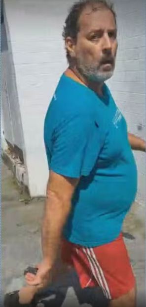 Homem é preso por agredir idoso por causa de manga no Rio