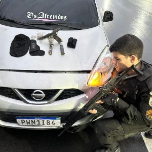 PM prende quatro pessoas com armamento e drogas em Maricá