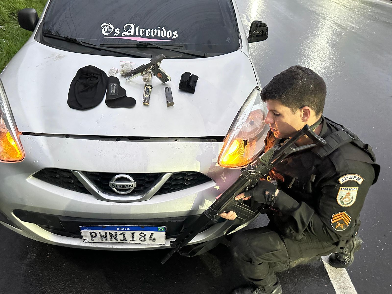 PM prende quatro pessoas com armamento e drogas em Maricá