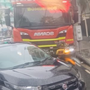 Batida entre carro e moto fecha rua na Zona Sul de Niterói | Enfoco
