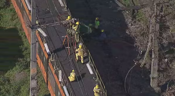 Dez homens armados invadem linha do trem e roubam mais de 600 metros de cabo no Rio