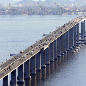 Engavetamento na Ponte Rio-Niterói causa congestionamento nesta segunda (2)