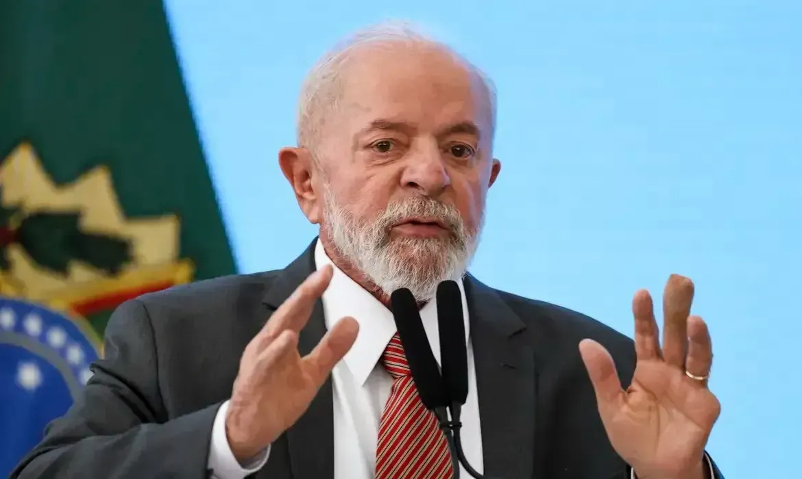 Hemorragia não afeta função cerebral do presidente, diz médico de Lula