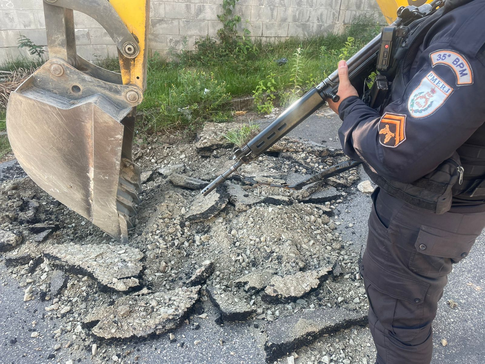 PM prende em itaboraí traficante que obrigava funcionários da Prefeitura a refazer barricadas