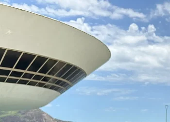 Céu parcialmente nublado em Niterói nesta quinta-feira (12). Foto: cidadedeniteroi.com