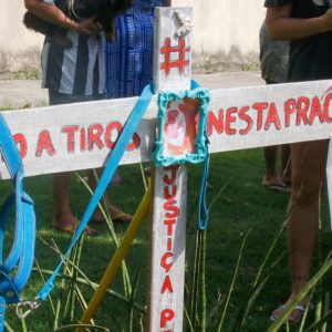 Tutores protestam por morte de cachorro em praça de Niterói | Enfoco