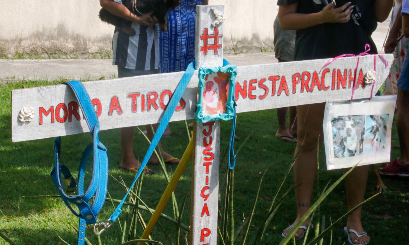 Tutores protestam por morte de cachorro em praça de Niterói | Enfoco