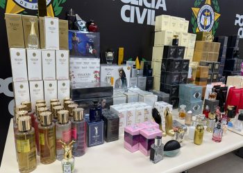 Polícia apreende centenas de perfumes falsificados em Cascadura