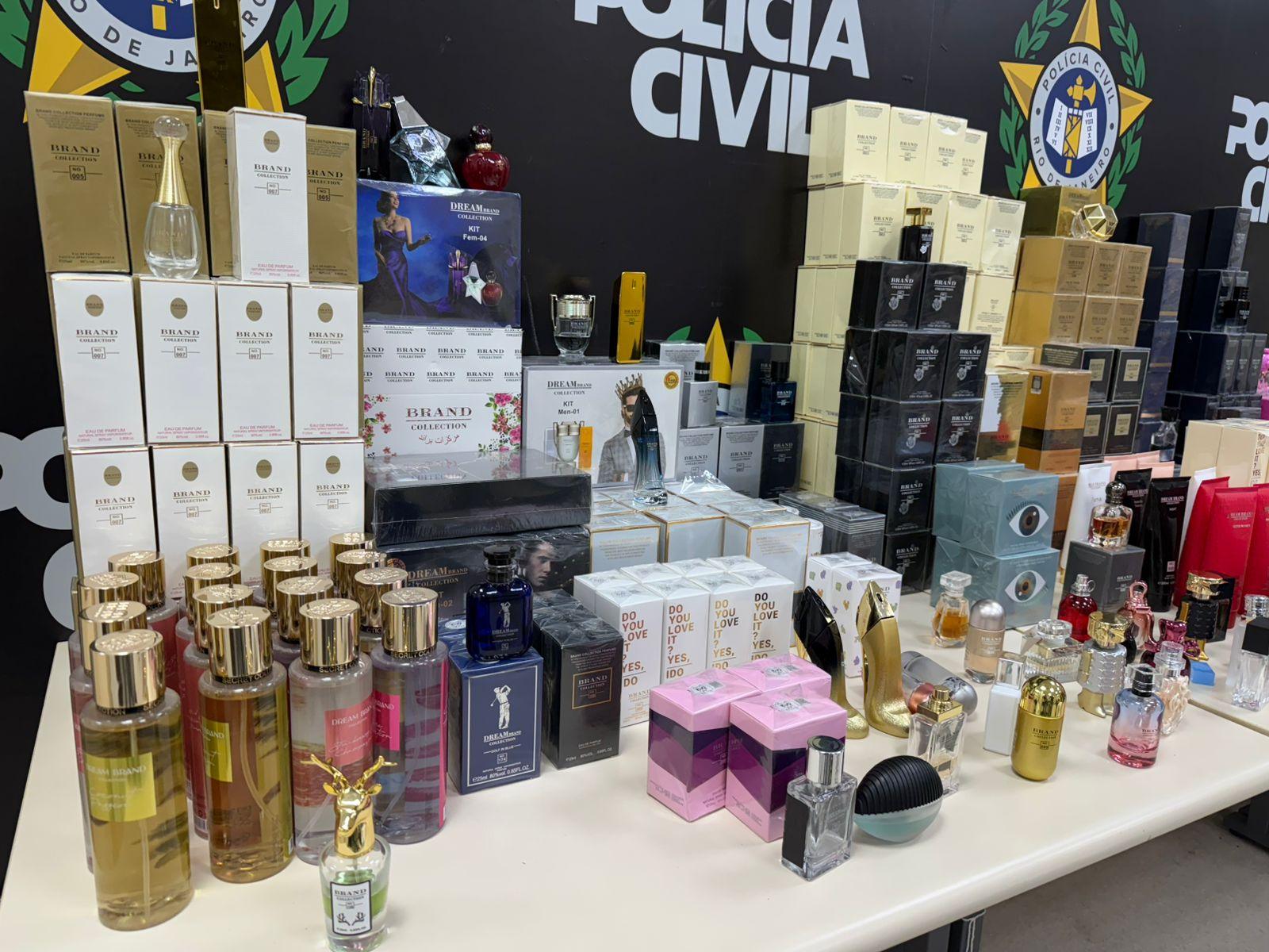 Polícia apreende centenas de perfumes falsificados em Cascadura