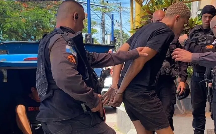 Policiais militares do GAT prendem dois suspeitos com armas e drogas no 'Minha Casa, Minha Vida' de Itaipuaçu