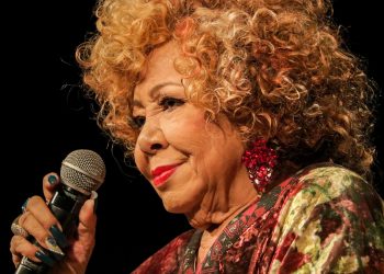 Após interromper show, Alcione tranquiliza fãs sobre saúde