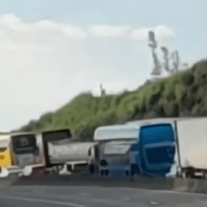 Colisão de carretas na Dutra, sentido Rio, causa engarrafamento de 17 quilômetros