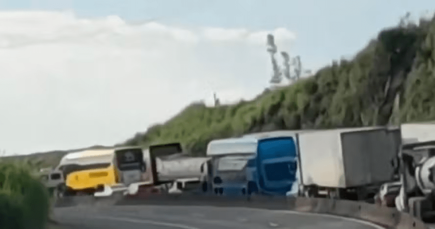 Colisão de carretas na Dutra, sentido Rio, causa engarrafamento de 17 quilômetros