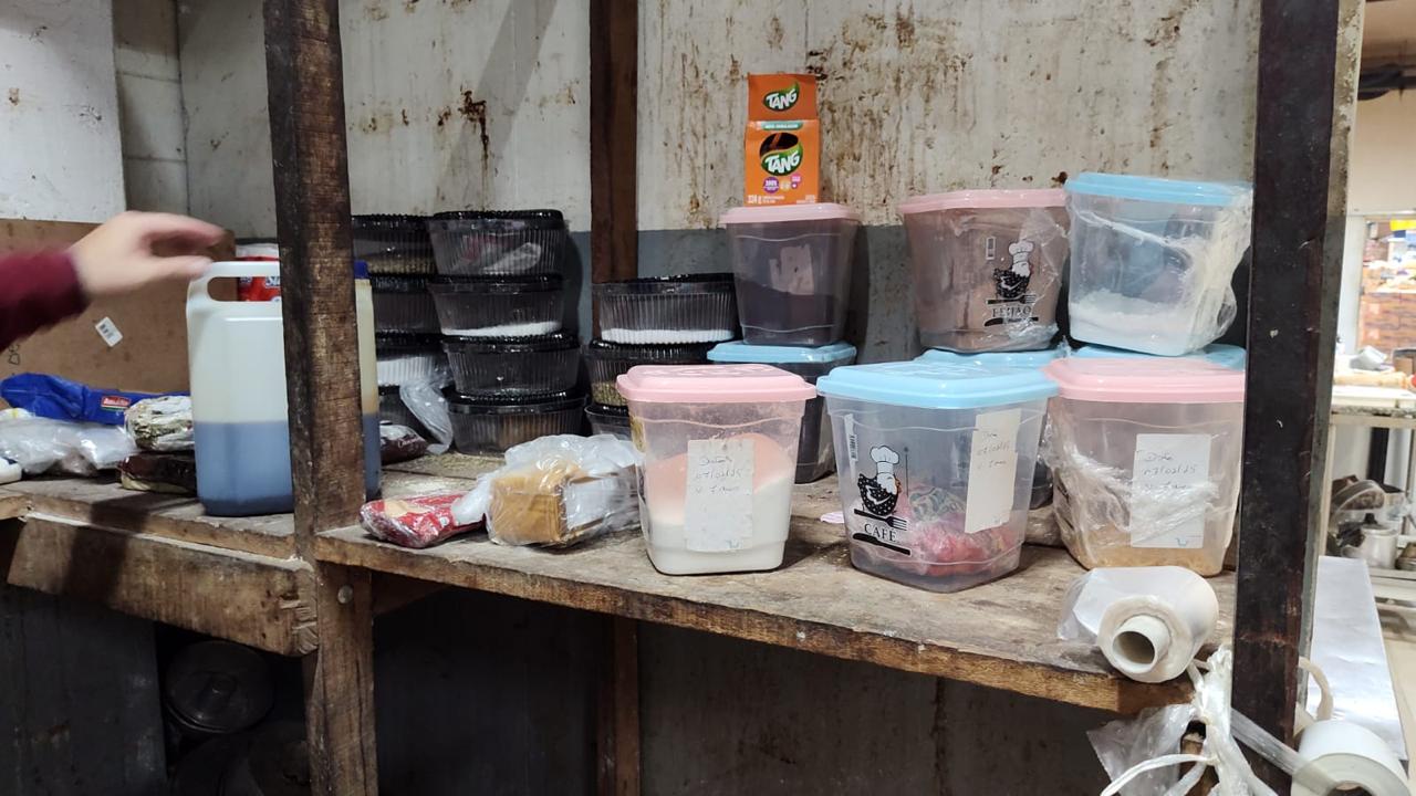 Alimentos vencidos e com insetos levam à autuação de seis mercados no RJ e Baixada