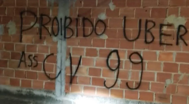 Facção criminosa proíbe entrada de carros de aplicativos em comunidades do Rio
