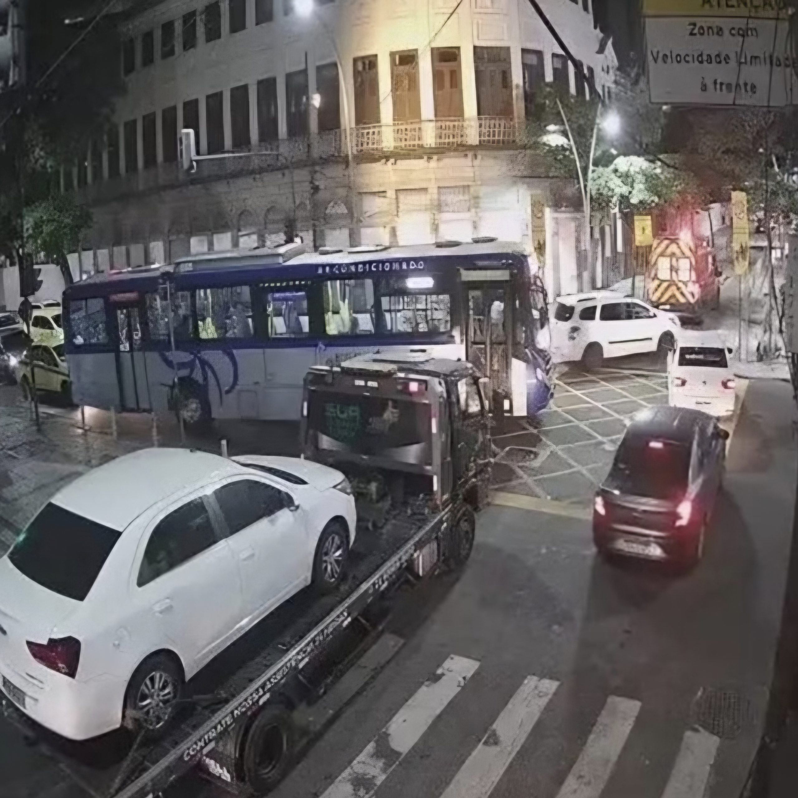 Incêndio deixa 19 feridos em prédio residencial no Rio