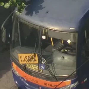 Tiro e passageiro pisoteado em assalto dentro de ônibus lotado | Enfoco