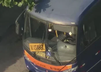 Tiro e passageiro pisoteado em assalto dentro de ônibus lotado | Enfoco