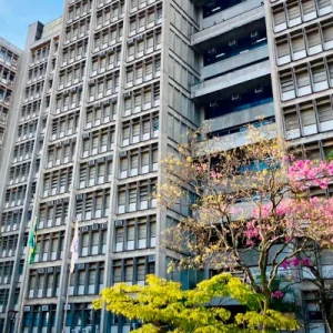 Após mãe ser impedida de assistir aula com bebê, UERJ é cobrada por providências