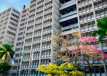 Após mãe ser impedida de assistir aula com bebê, UERJ é cobrada por providências