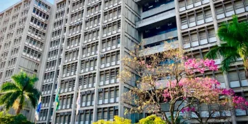 Após mãe ser impedida de assistir aula com bebê, UERJ é cobrada por providências