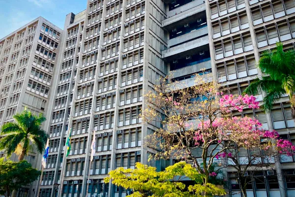 Após mãe ser impedida de assistir aula com bebê, UERJ é cobrada por providências