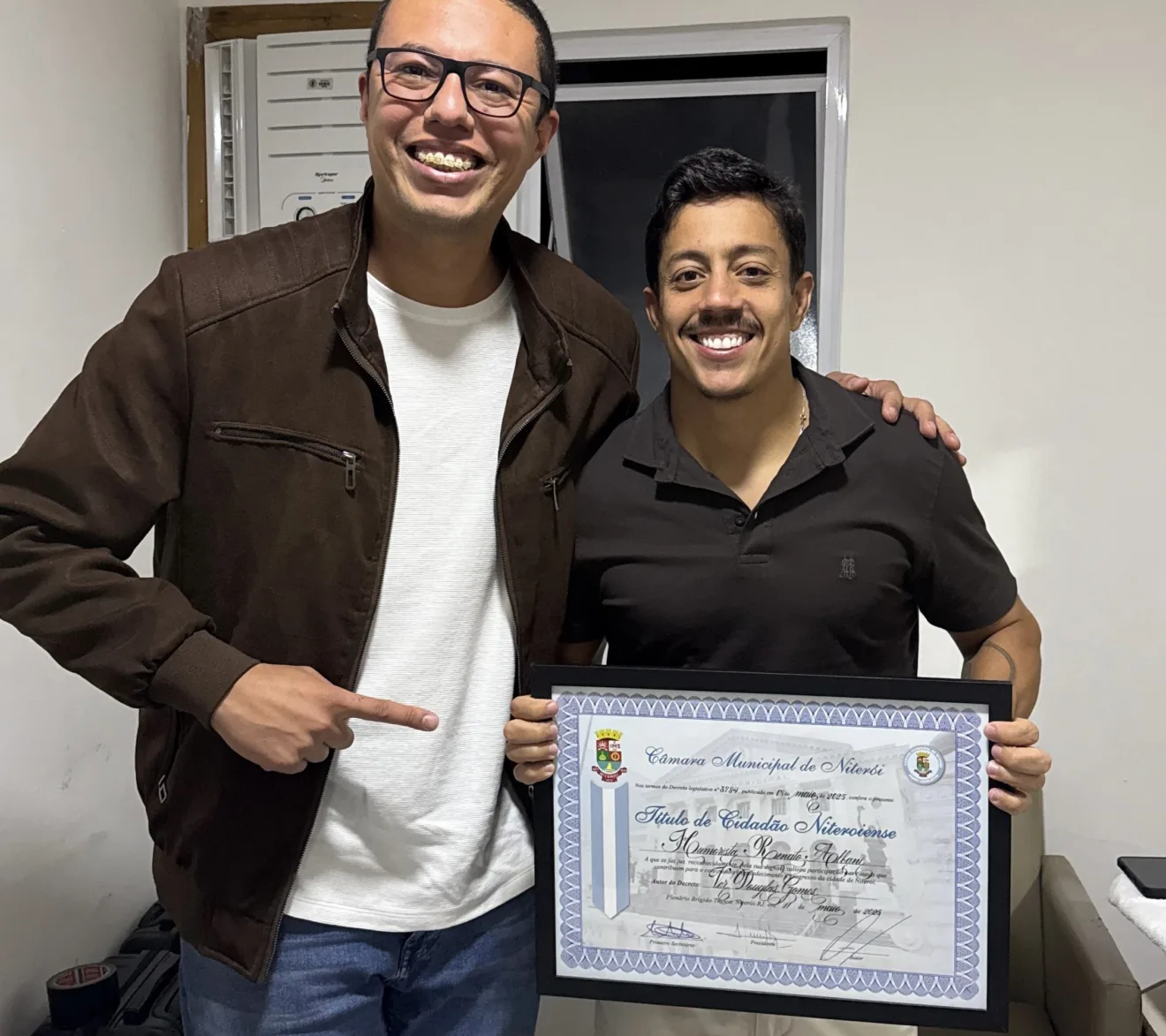Vereador Douglas Gomes concede título de Cidadão Niteroiense ao humorista Renato Albani. Foto: Divulgação