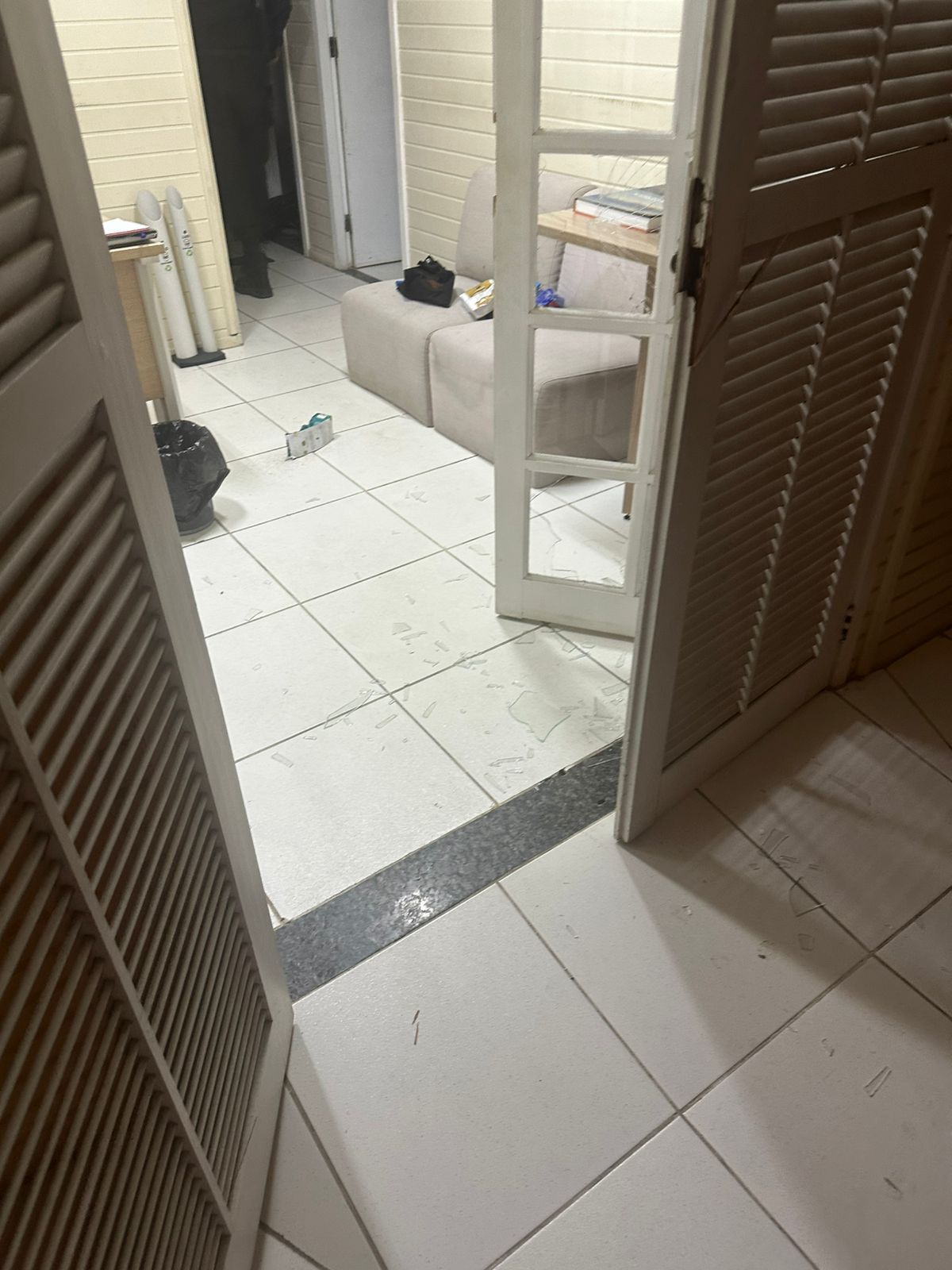 Homem com 11 anotações criminais é preso após furtar Subprefeitura de Niterói