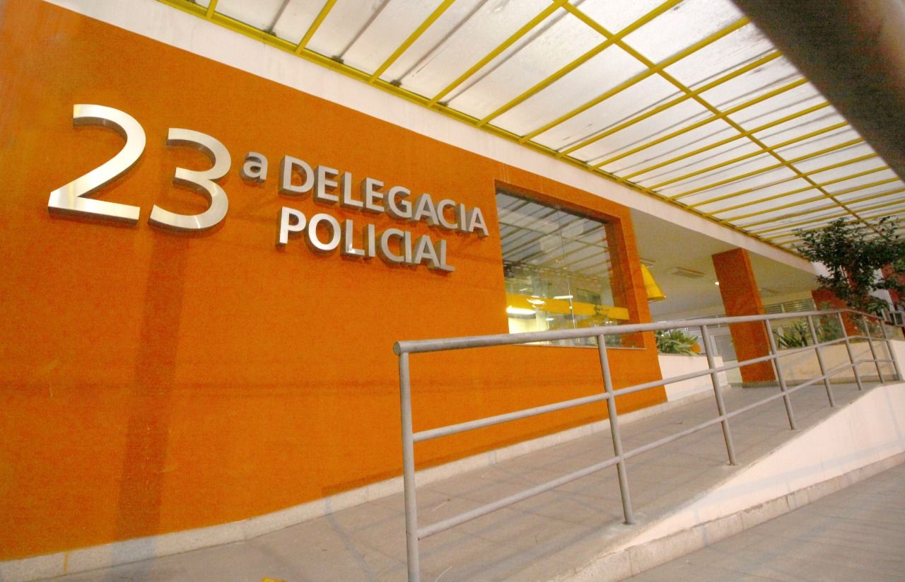Corpos com marcas de tiros na cabeça são encontrados na porta de delegacia, no RJ