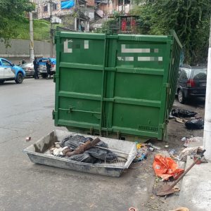 Policiais militares interditam ferro-velho irregular no acesso ao Morro do Cavalão, em Niterói
