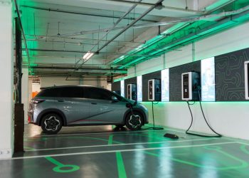 Eletroposto em Niterói já recebe 700 carros elétricos por mês