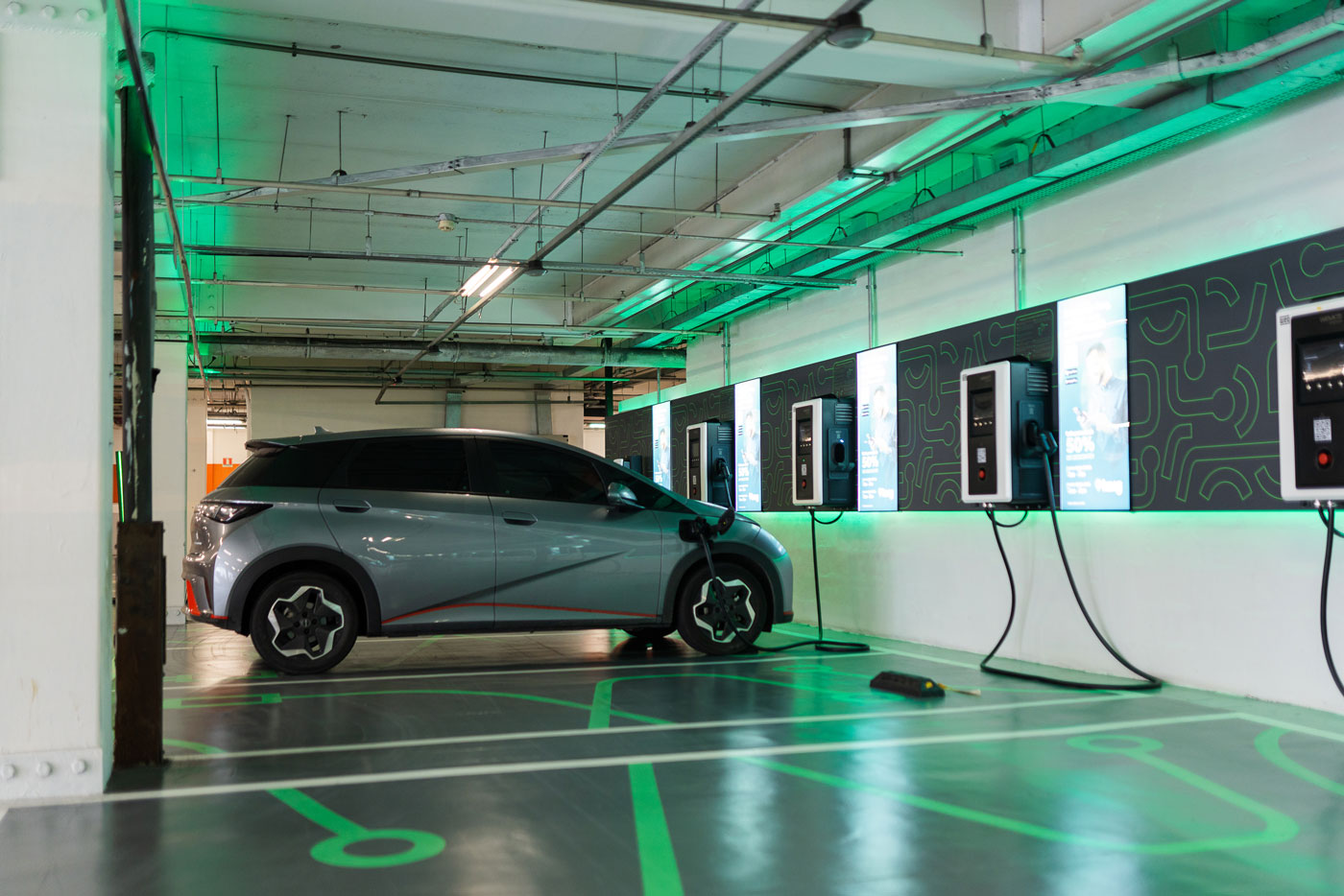 Eletroposto em Niterói já recebe 700 carros elétricos por mês