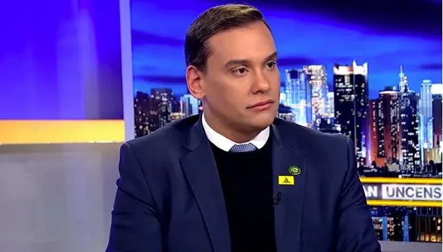 Filho de brasileiros e ex-deputado dos EUA, George Santos deve se entregar hoje à Justiça