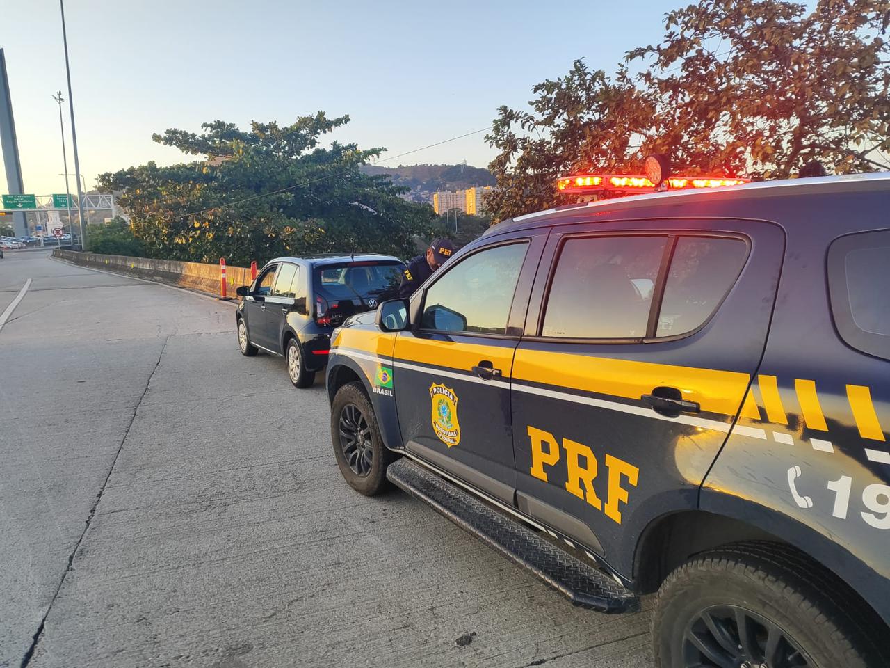 PRF apreende veículo com aproximadamente 24 mil reais em multas na Ponte Rio-Niterói