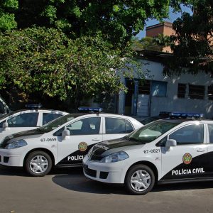 Polícia Civil apreende veículos de luxo e materiais usados por milícia em Nova Iguaçu