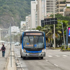 Prefeitura fiscaliza ônibus em Copacabana após denúncias de desrespeito à gratuidade para idosos