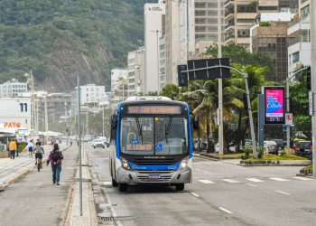 Prefeitura fiscaliza ônibus em Copacabana após denúncias de desrespeito à gratuidade para idosos