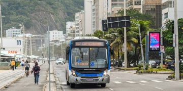 Prefeitura fiscaliza ônibus em Copacabana após denúncias de desrespeito à gratuidade para idosos
