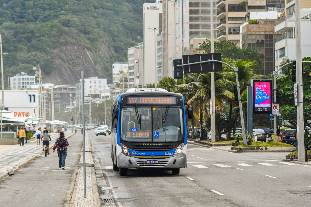 Prefeitura fiscaliza ônibus em Copacabana após denúncias de desrespeito à gratuidade para idosos