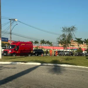 Acidente envolvendo um carro de uma moto deixa o trânsito