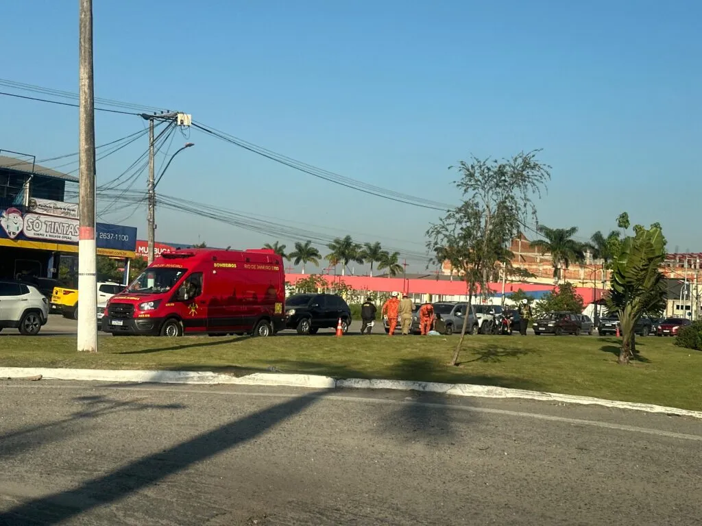 Acidente envolvendo um carro de uma moto deixa o trânsito