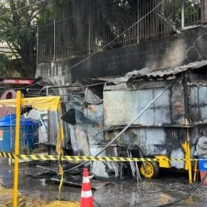 Barraca pega fogo em Charitas e incendeia muro de creche em Niterói