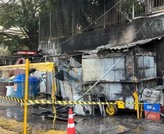 Barraca pega fogo em Charitas e incendeia muro de creche em Niterói