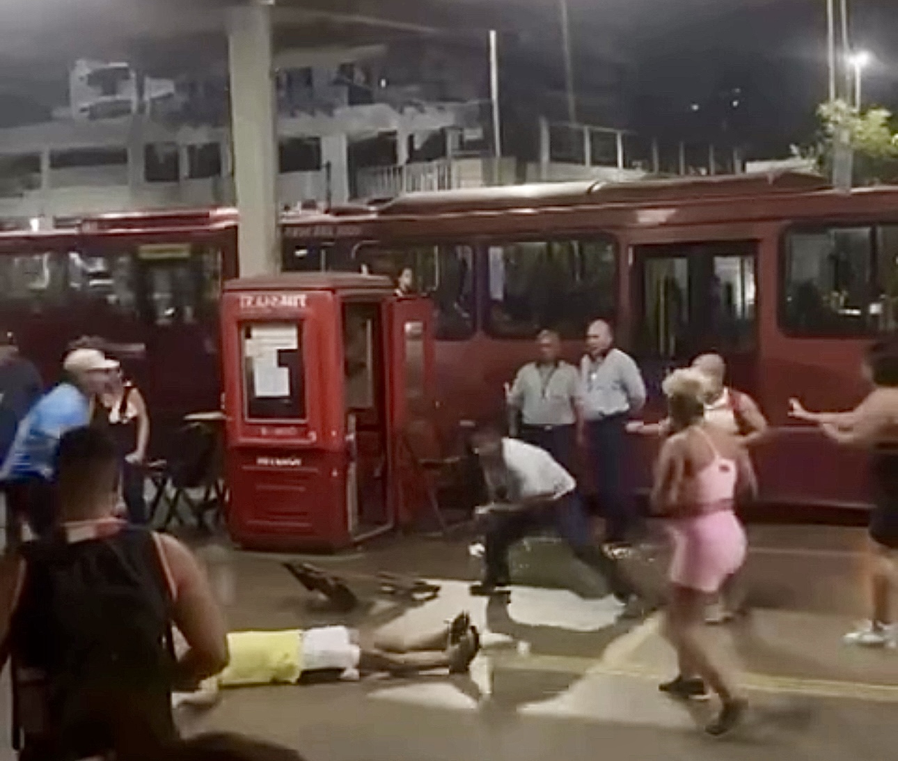 Briga em terminal de Niterói viraliza: motorista reage e surpreende