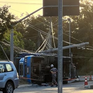 Caminhão tomba, derruba poste e complica trânsito em Niterói