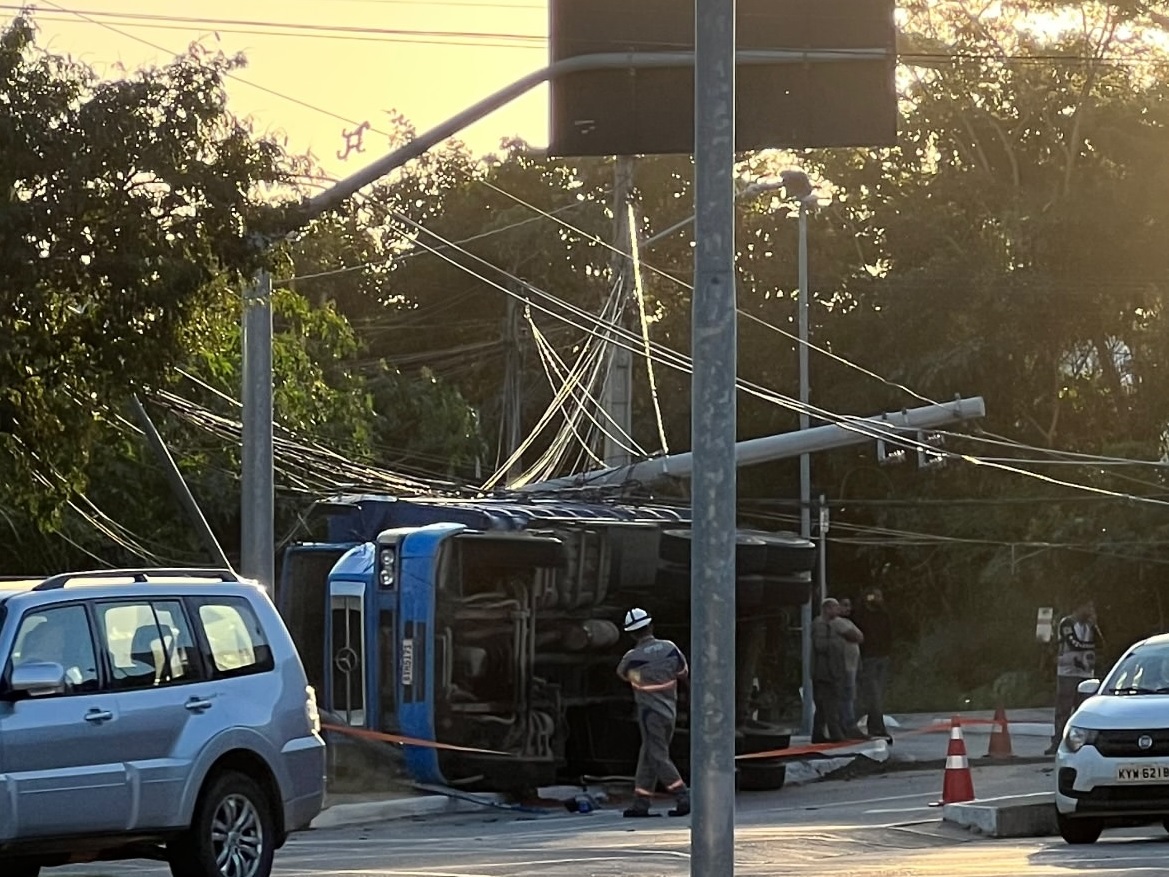 Caminhão tomba, derruba poste e complica trânsito em Niterói