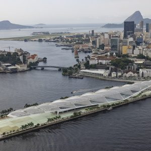 Carro cai na Baía de Guanabara e motorista é procurado