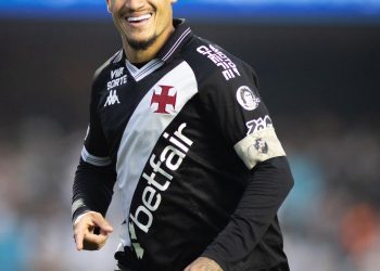 Em partida histórica no Morumbis, Vasco vence o Santos por 6 a 0 e sai da zona